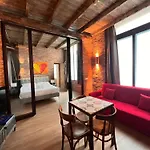בית נופש Emme Loft I Orange Moon - Vibrant Modern Luxury Loft